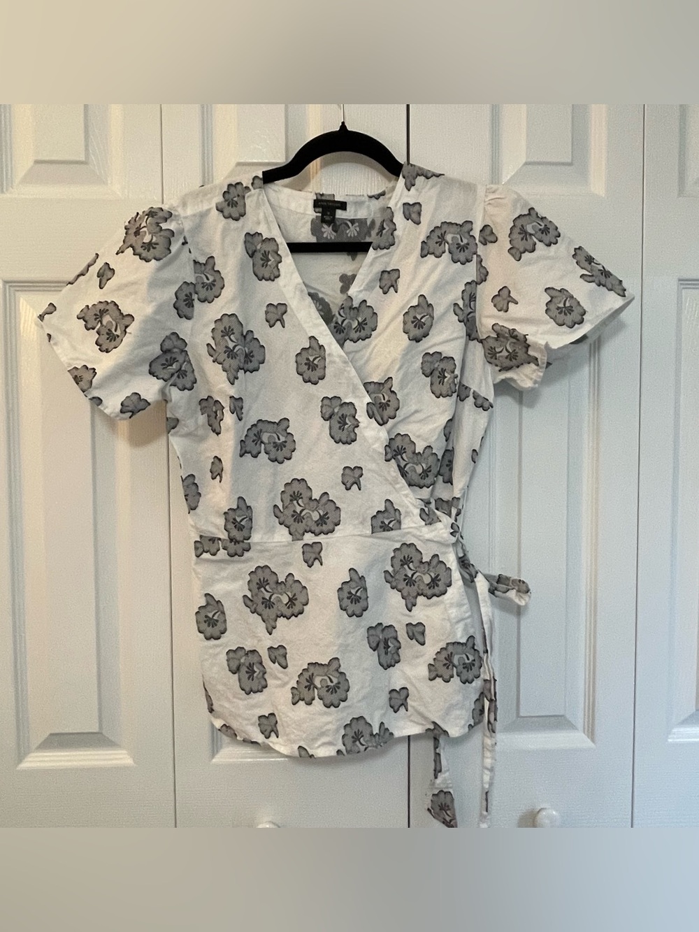 Ann Taylor White Wrap Top with Gray Floral Print Size 12